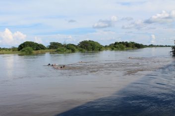 Colombia Mompox boat excursion - children crossing the river