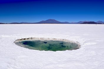 Bolivia Uyuni salt flat - hole