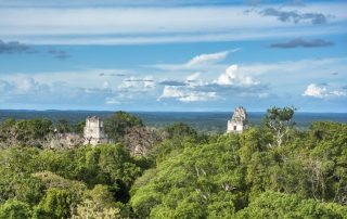 Guatemala_Tikal_Cresterias_Templos_I_II